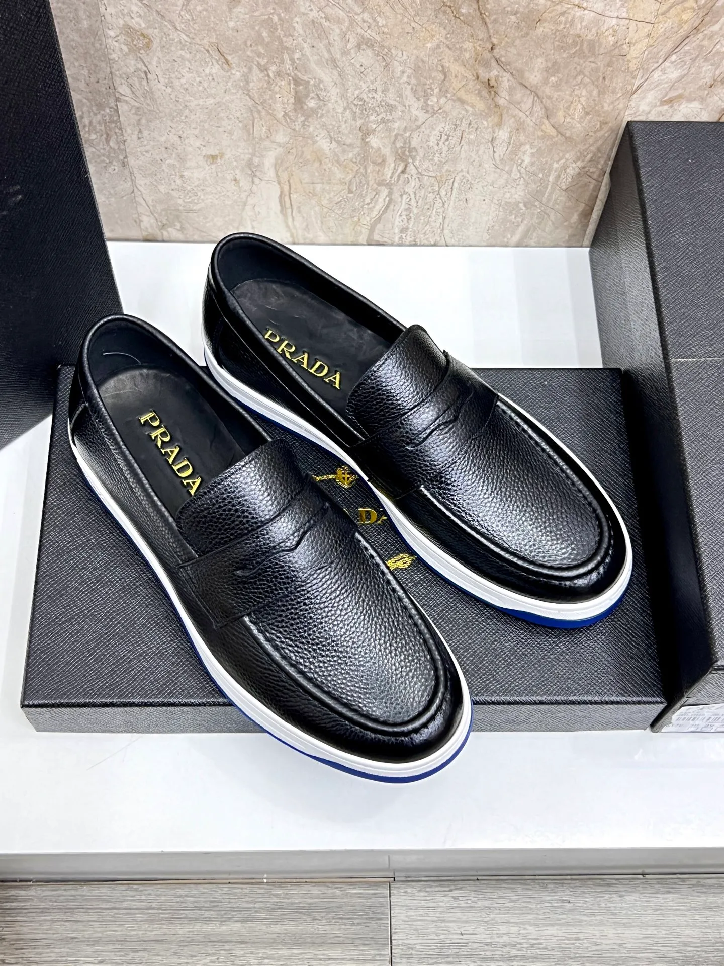 💰620 Prada classic men’s lace-up casual shoes｜Imported cowhide upper｜Layered stitching design on the upper Lightweight and breathable｜Soft and comfortable｜PRADA letters on the side｜Distinctive sporty style Showing the brand style｜Lightweight embossed rubber sole｜With cowhide foot pad lining｜Excellent foot feel Fashionable and elegant｜Size: 38-44 (customized at 45)